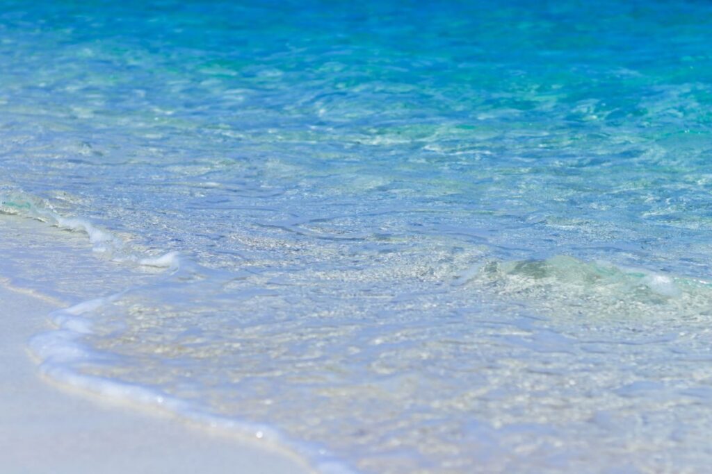 宮古島の白い砂浜と透明な海
